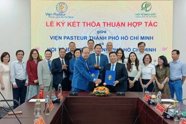 Đại diện Hội Tế bào gốc TP.HCM và Viện Pasteur tại lễ ký kết thỏa thuận hợp tác