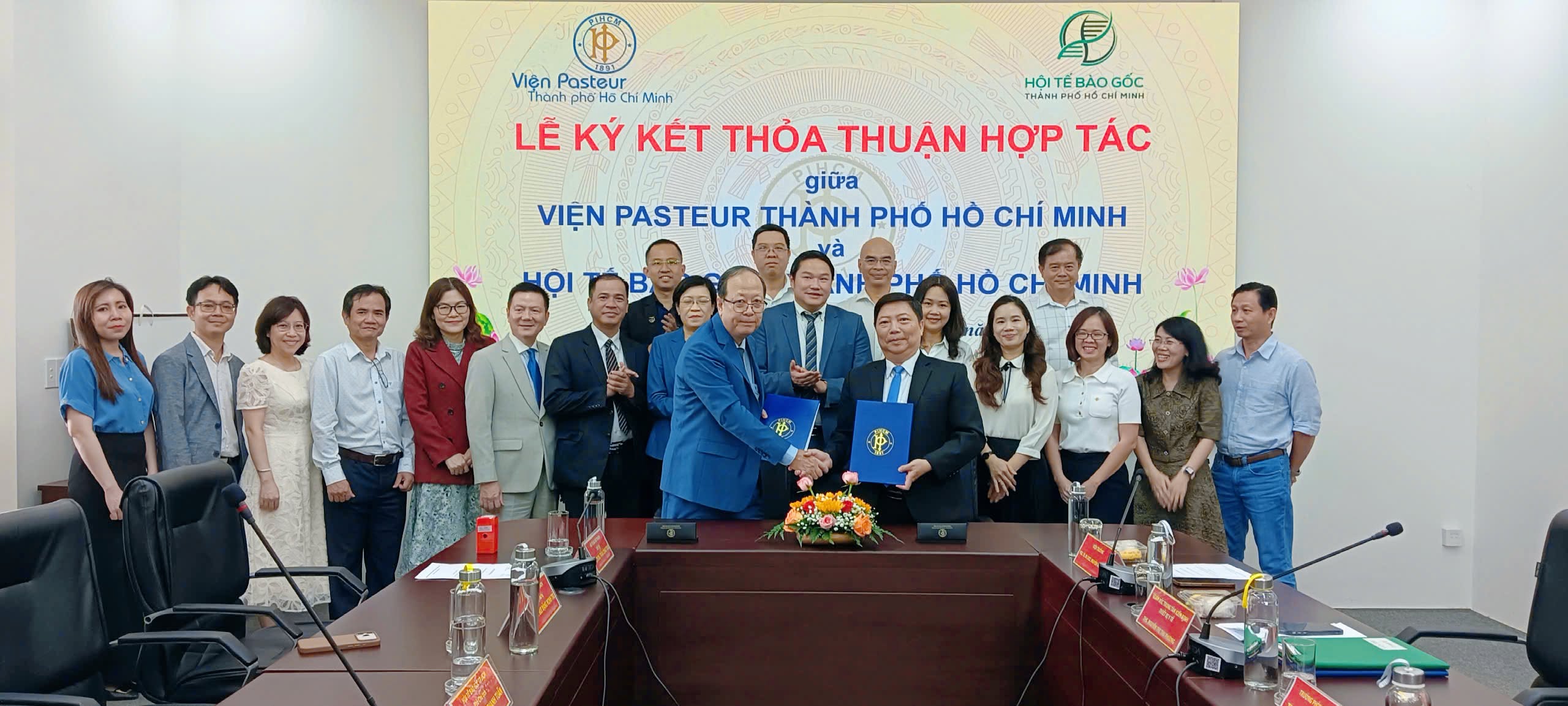 Đại diện Hội Tế bào gốc TP.HCM và Viện Pasteur tại lễ ký kết thỏa thuận hợp tác