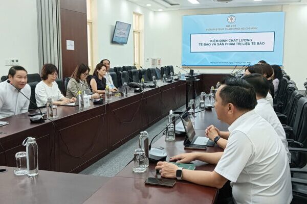 Đại diện Viện Pasteur và Hội Tế bào gốc trao đổi trong buổi làm việc về hợp tác đào tạo
