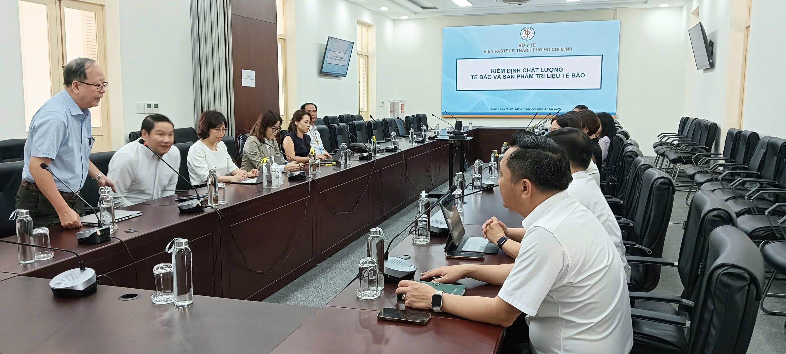 Đại diện Viện Pasteur và Hội Tế bào gốc trao đổi trong buổi làm việc về hợp tác đào tạo