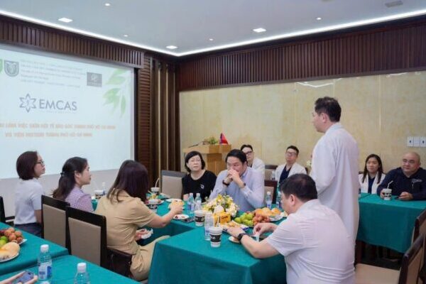 Đại biểu Hội Tế bào gốc TP.HCM trao đổi trong buổi tham quan và làm việc về nghiên cứu y sinh