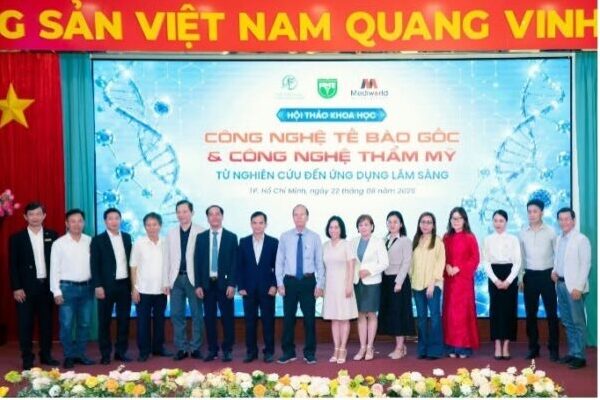 Ảnh tập thể đại biểu tại hội thảo công nghệ tế bào gốc và công nghệ thẩm mỹ ngày 22 tháng 8 năm 2026