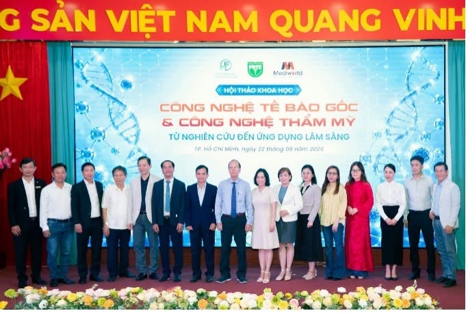 Ảnh tập thể đại biểu tại hội thảo công nghệ tế bào gốc và công nghệ thẩm mỹ ngày 22 tháng 8 năm 2026