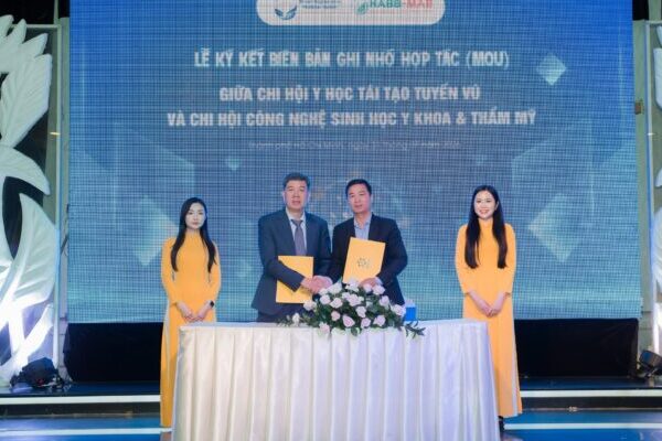Hoạt động ký kết hợp tác trong chương trình ra mắt Chi hội Y học tái tạo Tuyến vú