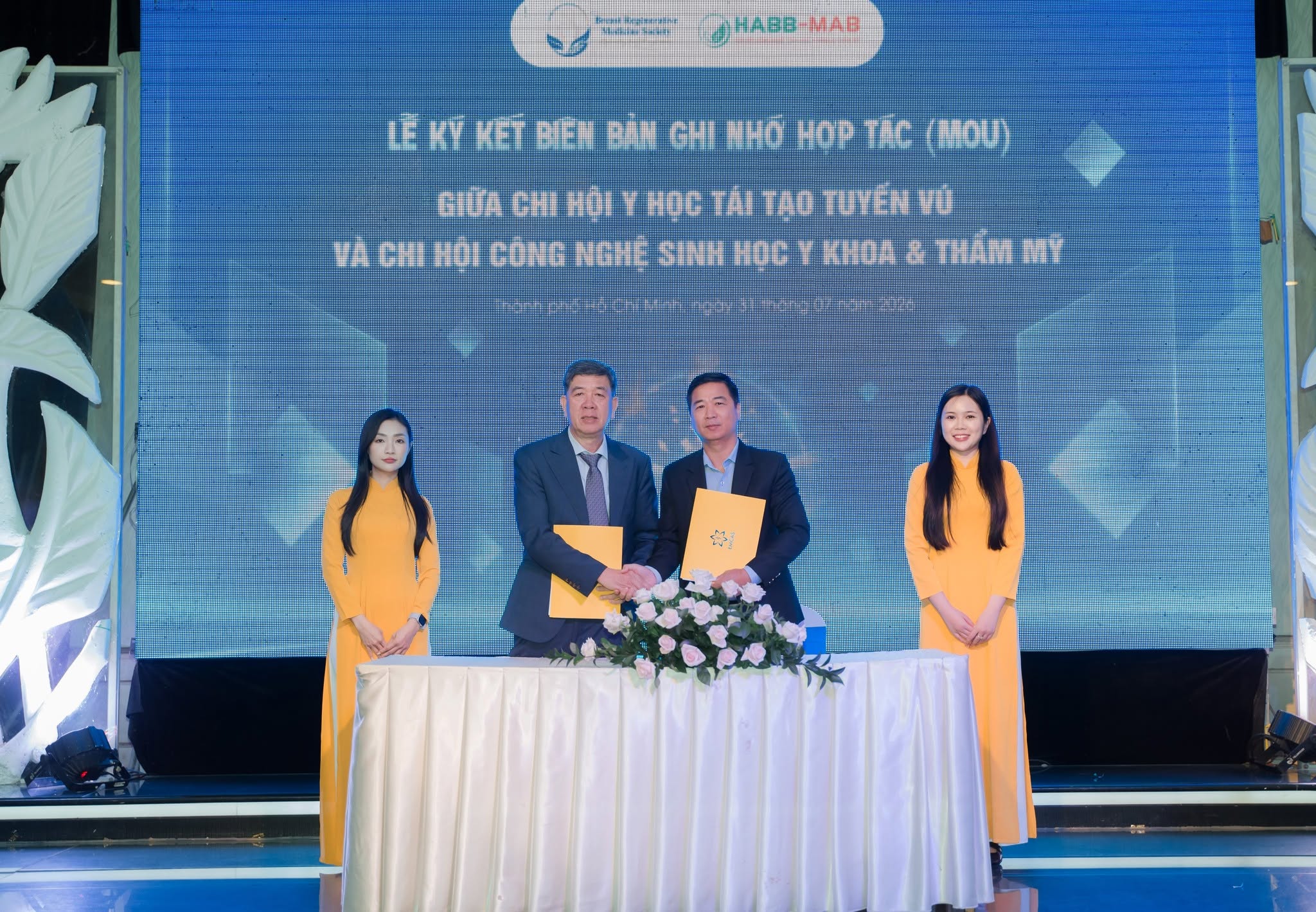 Hoạt động ký kết hợp tác trong chương trình ra mắt Chi hội Y học tái tạo Tuyến vú