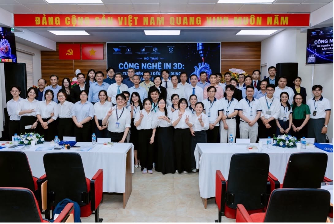 Đại biểu chụp ảnh tập thể tại hội thảo công nghệ in 3D từ nghiên cứu đến ứng dụng lâm sàng cá thể hóa