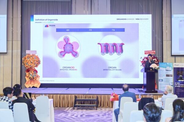 Diễn giả trình bày slide về định nghĩa organoid tại Hội nghị khoa học lần XIV