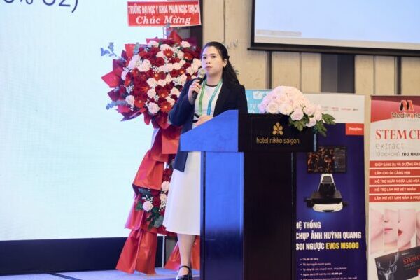 Nguyễn Thị Kiều Oanh trình bày báo cáo về hypoxia và tế bào gốc trung mô tại hội nghị XIV